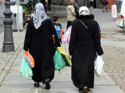 Der Sachverständigenrat deutscher Stiftungen für Integration und Migration mahnt Reformen im Umgang mit Menschen mit ausländischen Wurzeln an. Türkische Frauen