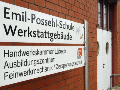 Zwei Schüler aus der 12. Klasse der Lübecker Emil-Possehl-Schule sollen bei einer Klassenfahrt eine 15 Jahre alte Realschülerin vergewaltigt haben. Emil-Possehl-Schule
