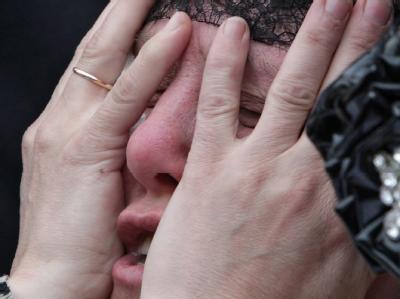 Eine Frau trauert um ihren bei dem Grubenunglück ums Leben gekommenen Mann. Trauer