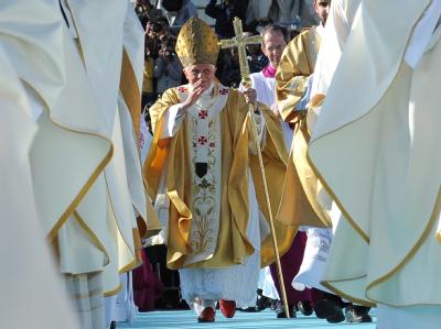 Papst Benedikt XVI. appelliert an die Christen sich nicht von der Kirche abzuwenden. Papst Benedikt XVI. in Portugal