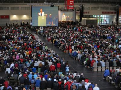 Zahlreiche Gläubige nehmen an einer Bibelarbeit mit der ehemaligen Ratsvorsitzenden der Evangelischen Kirche in Deutschland, Margot Käßmann, teil. Bibelarbeit