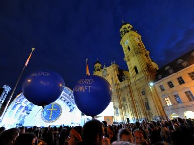 Unter dem Motto «Damit ihr Hoffnung habt» feiern über 100 000 Gläubige das große Ökumene-Treff in München. Feier