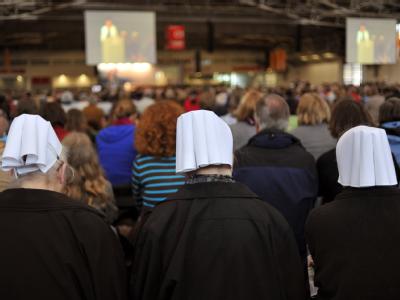 2. Ökumenischer Kirchentag: Drei Nonnen nehmen neben zahlreichen anderen Gläubigen an einer Bibelarbeit teil. Nonnen