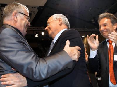 Die scheidenden Vorsitzenden der Linkspartei, Lafontaine (M) und Bisky (l), neben Klaus Ernst. Bisky, Lafontaine und Ernst