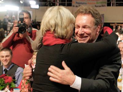 Man hat sich lieb auf dem Parteitag der Linken: Die neuen Parteivorsitzenden Gesine Lötzsch und Klaus Ernst. Lötzsch und Ernst
