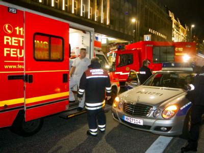Rettungskräfte am Freitag nahe des Tatorts in Hamburg. Rettungskräfte