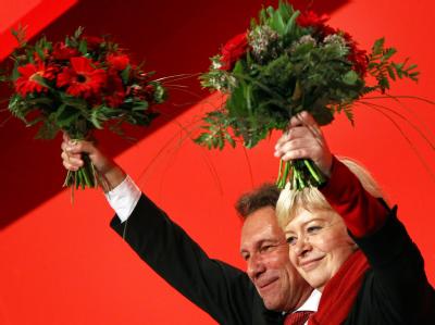 Die Ostberliner Haushaltsexpertin Gesine Lötzsch und der bayerische Gewerkschafter Klaus Ernst führen künftig die Linkspartei. Lötzsch und Ernst