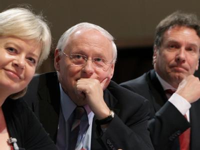 Der scheidenden Vorsitzende der Linkspartei, Oskar Lafontaine (M), mit den designierten Parteivorsitzenden Gesine Lötzsch und Klaus Ernst. Lötzsch, Lafontaine und Ernst