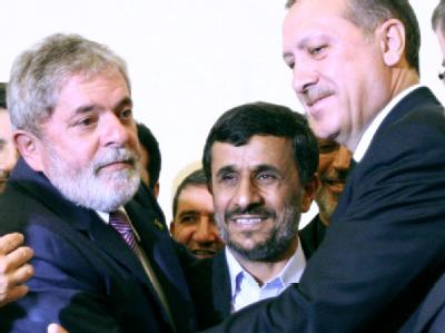Demonstrieren Einigkeit: der iranische Präsident Mahmud Ahmadinedschad (M.), Brasiliens Staatspräsident Luiz Inácio Lula da Silva (l.) und der türkische Regierungschef Recep Tayyip Erdogan. Iran bereit zur Urananreicherung im Ausland