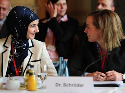 Religionswissenschaftlerin Tuba Isik-Yigit (l.) plaudert vor Beginn der Konferenz mit Bundesfamilienministerin Kristina Schröder. Tuba Isik-Yigit und Kristina Schröder