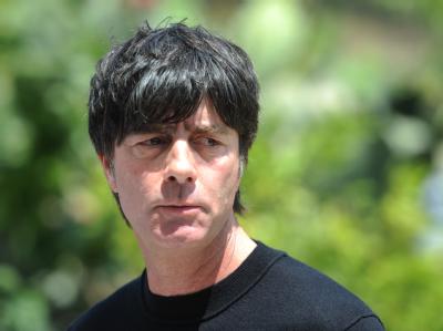 Joachim Löw spricht während des Trainingslagers im sizilianischen Sciacca über die Alternativen. Appell
