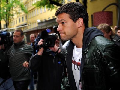 Michael Ballack ringt nach der Diagnose in München mit der Fassung. Geschockt