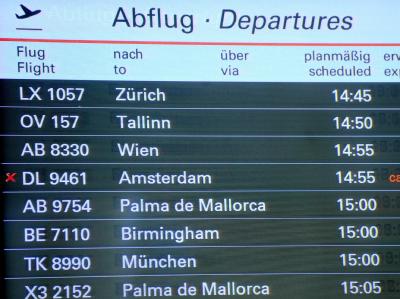 Eine Anzeigetafel in Hamburg zeigt den Ausfall eines Fluges nach Amsterdam an. Flug gestrichen