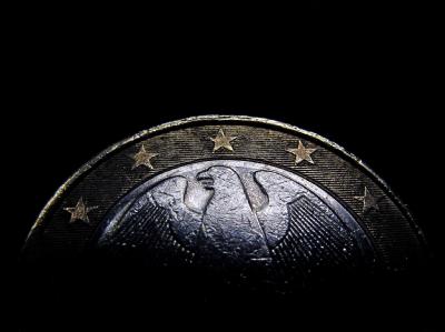 Die EU-Parlamentarier wollen Finanzjongleure an die kurze Leine legen. Rettungspläne für den Euro
