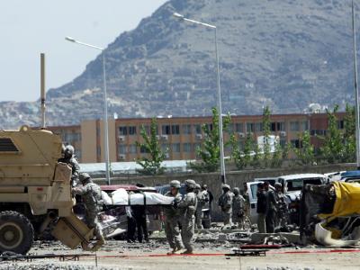 US-Soldaten bergen Tote nach einem Selbstmordanschlag in Kabul. Selbstmordanschlag in Kabul