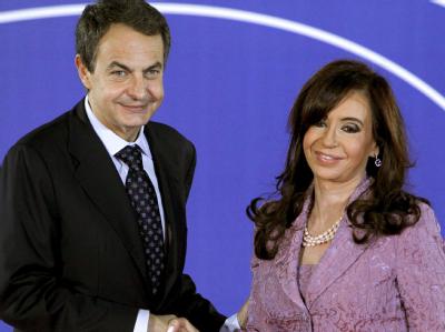 Der spanische Ministerpräsident José Luis Rodríguez Zapatero begrüßt die Präsidentin Argentiniens, Cristina Elisabet Fernández de Kirchner, beim Gipfel der EU und Lateinamerikas in Madrid. Zapatero und Kirchner