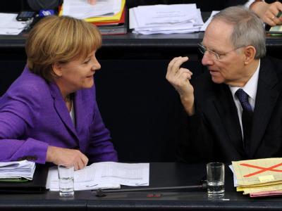 Zum zweiten Mal innerhalb von zwei Wochen hat Kanzlerin Angela Merkel eine Regierungserklärung zum Thema Euro-Hilfe abgegeben. Kanzlerin Merkel und Finanzminister Schäuble