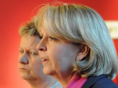 Die Fraktionsvorsitzende der NRW-SPD, Hannelore Kraft (r), und die Fraktionsvorsitzende der NRW-Grünen, Sylvia Löhrmann. Pressekonferenz