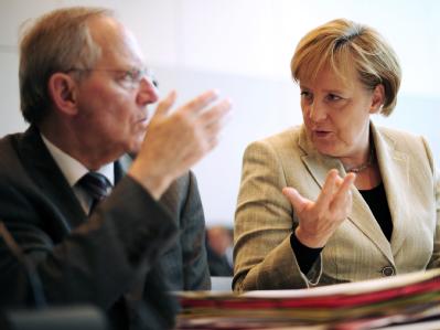 Bundesfinanzminister Wolfgang Schäuble im Gespräch mit Bundeskanzlerin Angela Merkel. Finanzminister und Kanzlerin