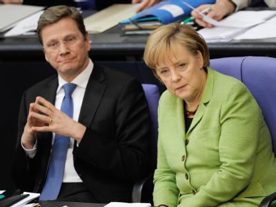 Bundeskanzlerin Angela Merkel (CDU) und Vizekanzler Guido Westerwelle (FDP) am Freitag im Plenarsaal des Bundestages. Westerwelle und Merkel