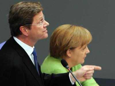 Debatte über den Euro: Bundeskanzlerin Merkel und Außenminister Westerwelle im Bundestag. Merkel und Westerwelle