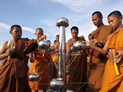 Buddhistische Mönche beten für Frieden in Thailand. (Symbolbild) Friedensgebete in Thailand