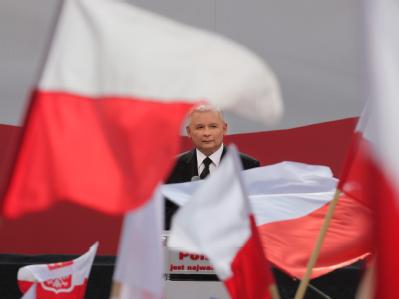 Jaroslaw Kaczynski hat bei seinem ersten öffentlichen Auftritt nach dem Tod seines Zwillingsbruders Solidarität mit den Flutopfern gefordert. Jaroslaw Kaczynski