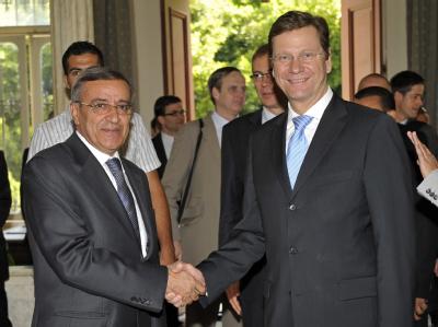Der libanesische Außenminister Ali Shami (l) empfängt Guido Westerwelle nach seiner Ankunft in Beirut. Westerwelle im Libanon