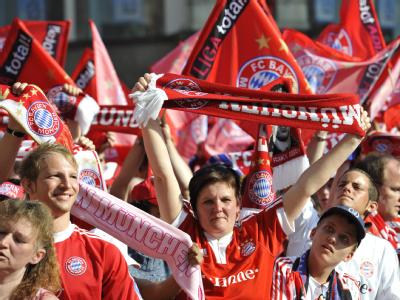 Bayern-Fans feiern vor dem Neuen Rathaus in München. FC Bayern feiert Saisonabschluss