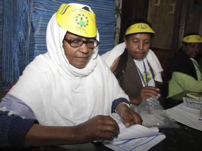 Wahlhelfer arbeiten in einem Wahllokal in Addis Abeba. Parlamentswahl in Äthiopien