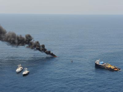 Rettungskräfte kämpfen weiter gegen die Ölpest im Golf von Mexiko, unter anderem mit kontrollierten Bränden. (Foto: US Coast Guard) Öl-Brand im Golf von Mexiko