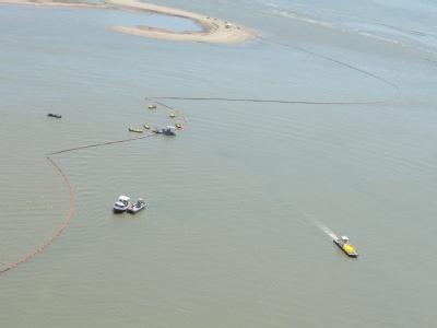 Rettungskräfte kämpfen weiter gegen die Katastrophe im Golf von Mexiko, unter anderem mit langen Ölsperren. (Foto: US Coast Guard) Kampf gegen Öl-Katastrophe im Golf von Mexiko