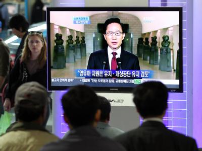 Zuhörer lauschen am Bahnhof von Seoul einer Rede des südkoreanischen Präsidenten Lee Myung Bak, in der dieser Maßnahmen gegen Nordkorea verkündet. Seoul warnt Nordkorea vor «Provokationen»