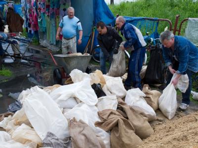 Händler eines Marktes in Slubice versuchen, mit Sandsäcken ihre Stände zu schützen. Markthändler füllen Sandsäcke