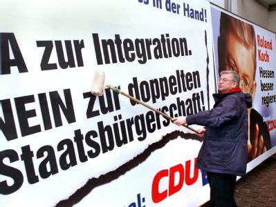 Der hessische Ministerpräsident Roland Koch sorgte 1999 mit einer Kampagne gegen die doppelten Staatsbürgerschaft für Wirbel (Archivbild). Koch im Wahlkampf