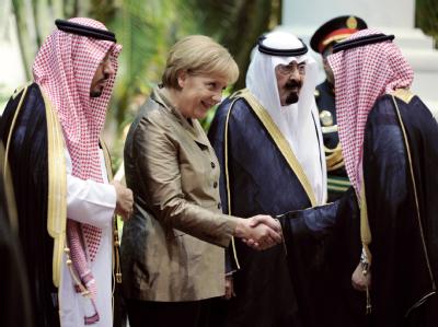 Bundeskanzlerin Merkel (CDU) wird vor dem Palast des Königs in Dschidda (Saudi-Arabien) empfangen. Merkel bereist die Golfregion