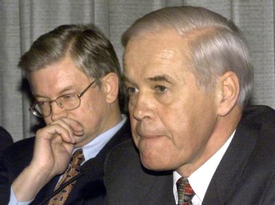Der frühere hessische CDU-Landeschef Manfred Kanther (r.) und Ministerpräsident Roland Koch räumen im Jahr 2000 auf einer Pressekonferenz die Existenz einer schwarzen Parteikasse im Ausland ein (Archivbild). Roland Koch und Manfred Kanther