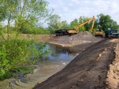 Deichbaustelle an der Oder im brandenburgischen Brieskow-Finkenheerd. Deichbaustelle