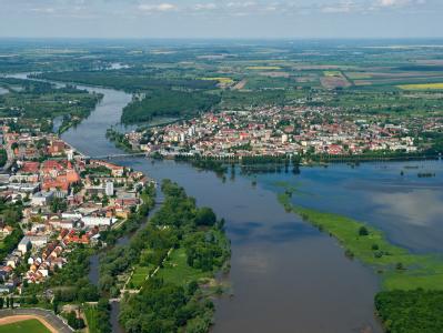 Blick aus einem Flugzeug flussabwärts auf den deutsch-polnischen Grenzfluss Oder. Oder