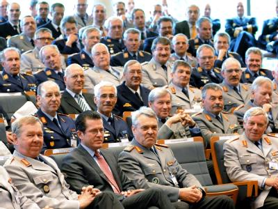 Verteidigungsminister Karl-Theodor zu Guttenberg (vorne, 2.v.l.) zwischen Bundeswehr-Offizieren: Der Minister muss sparen. Guttenberg mit Bundeswehr-Offizieren