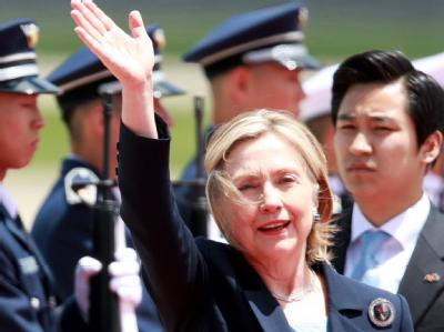 US-Außenministerin Clinton bei ihrer Ankunft in Südkorea. US-Außenministerin Clinton