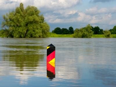 Der Grenzpfeiler im brandenburgischen Lebus steht eigentlich auf einer Wiese. Er ist mehr als zwei Meter hoch. Grenze unter Wasser
