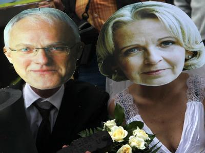 Demonstranten mit Masken: NRW-Ministerpräsident Jürgen Rüttgers und die SPD-Landesvorsitzende Hannelore Kraft loten aus, ob sie politisch ein gutes Paar werden können. Sondierungsgespräche in NRW