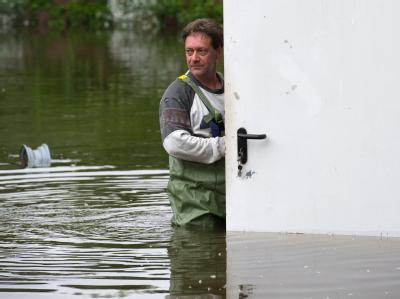Bis zur Hüfte im Hochwasser in Frankfurt (Oder). Der Pegel des Flusses soll auf etwa 6 Meter ansteigen. Hochwasser an der Oder