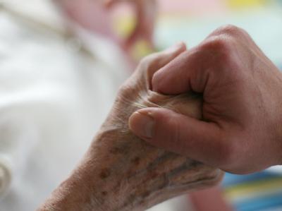 Vor dem Bundesgerichtshof (BGH) wird ein Grundsatzprozess zu Fragen der Sterbehilfe verhandelt. Hände