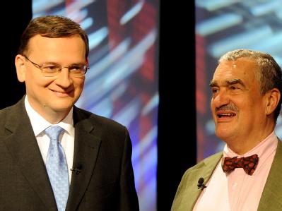 Petr Necas (L) zusammen mit Ex-Außenminister Karel Schwarzenberg. Necas und Schwarzenberg