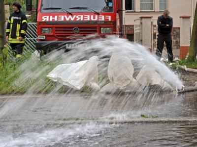 Einsatzkräfte der Freiwilligen Feuerwehr Frankfurt (Oder) pumpen einen vollgelaufenen Keller leer. Hochwasser in Frankfurt (Oder)