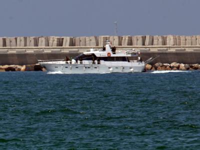 Israelische Soldaten bringen ein kleines Boot der «Solidaritätsflotte» in den Hafen von Ashdod. Free Gaza-Boot im Hafen von Ashdod
