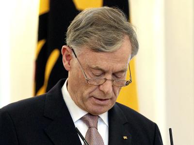 Bundespräsident Horst Köhler gibt seinen Rücktritt bekannt. Köhler erklärt Rücktritt
