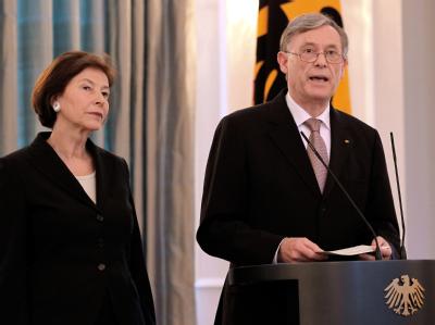 Zusammen mit seiner Frau Eva Luise gibt Bundespräsident Horst Köhler im Schloss Bellevue in Berlin seinen Rücktritt bekannt. Köhler erklärt Rücktritt